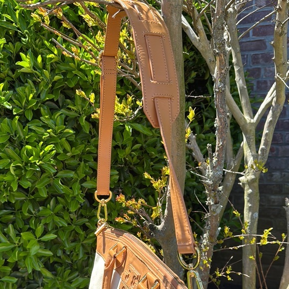 EUC Tory Burch Tan and Cream Tote Bag,Structured Design Tan and off white Cavas - Picture 6 of 10